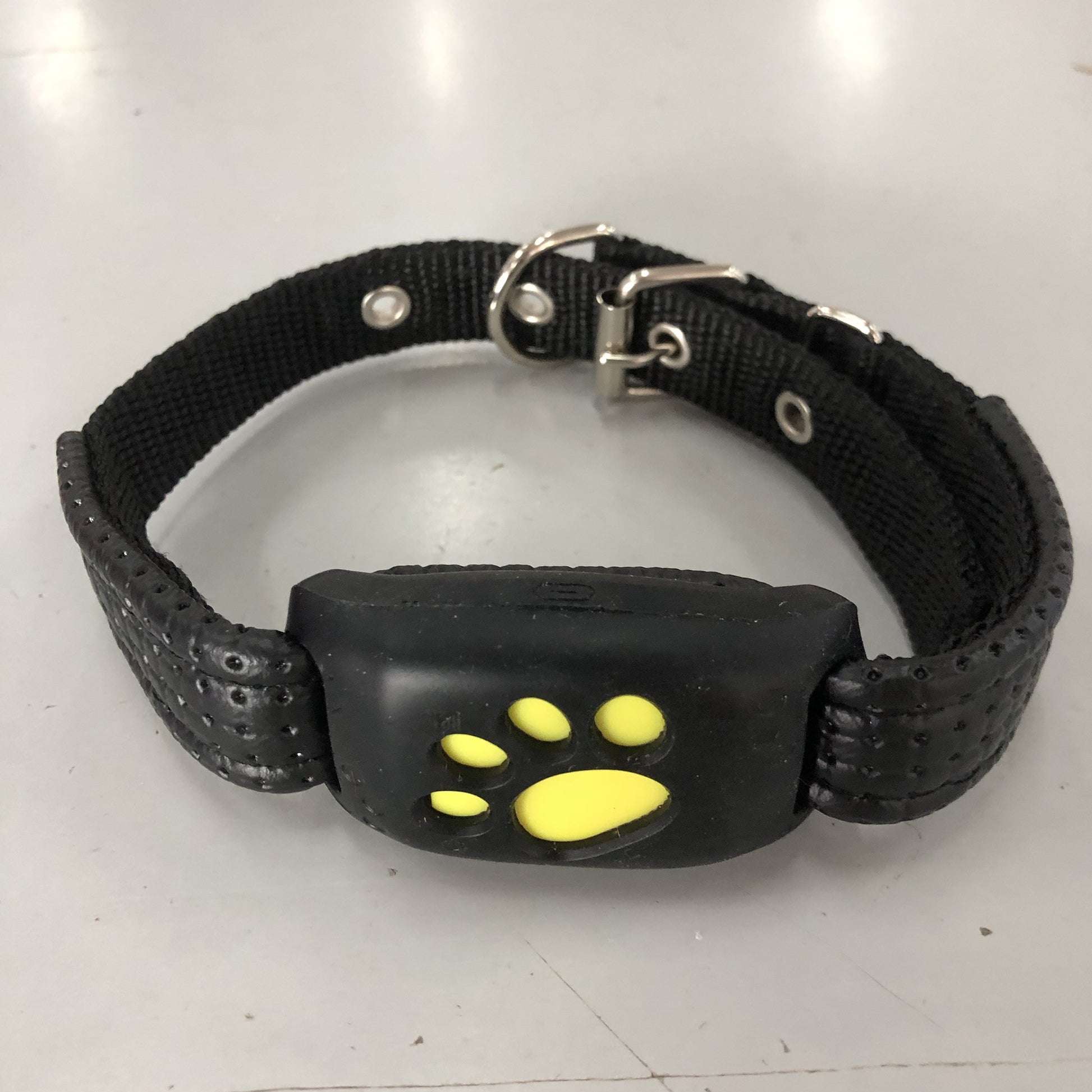 RenFan GPS Pet Tracker for pets, showing the compact device with a leash attachment and a pet wearing the tracker on its collar.