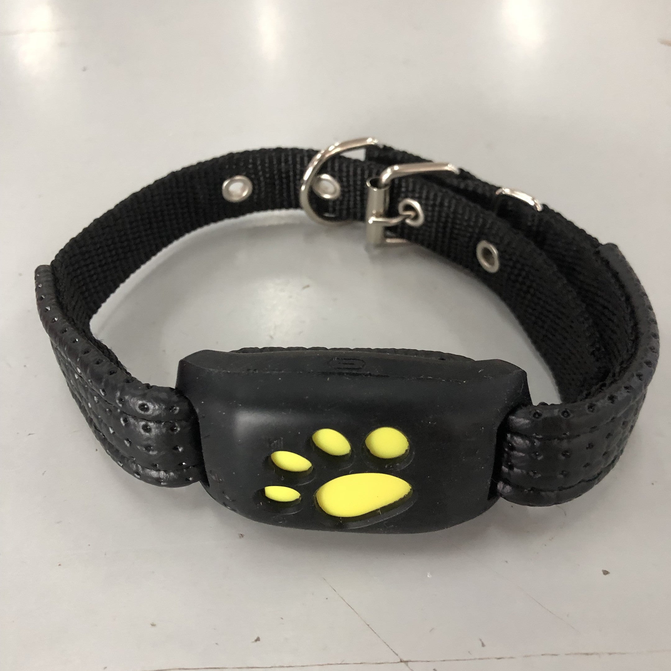 RenFan GPS Pet Tracker for pets, showing the compact device with a leash attachment and a pet wearing the tracker on its collar.