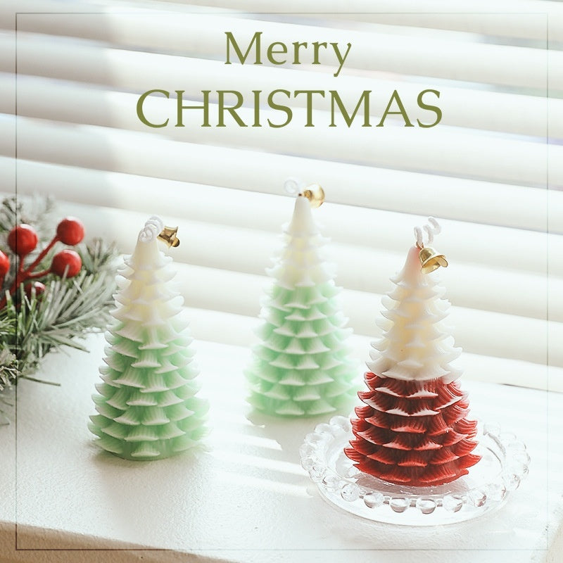 Handmade Aiqi Christmas aromatherapy candle with festive ornaments, featuring a fragrant 香薰 design and natural wax finish.
