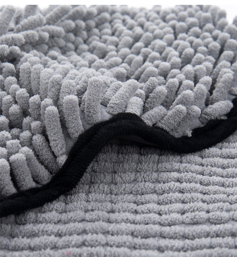 Super absorbent microfiber dog and cat bath towel from Jingqian, quick-drying pet towel for bathing and drying pets.